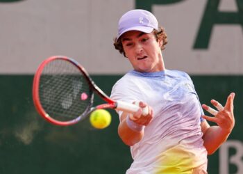 João Fonseca em ação na primeira rodada em Roland Garros