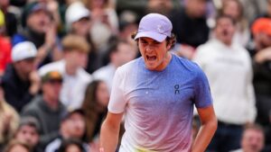 João Fonseca vibra com vitória em Roland Garros