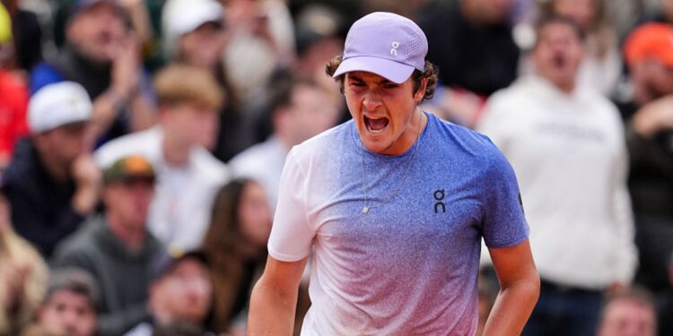 João Fonseca vibra com vitória em Roland Garros