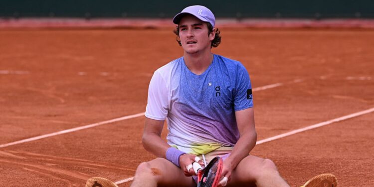 João Fonseca segue brilhando em Roland Garros