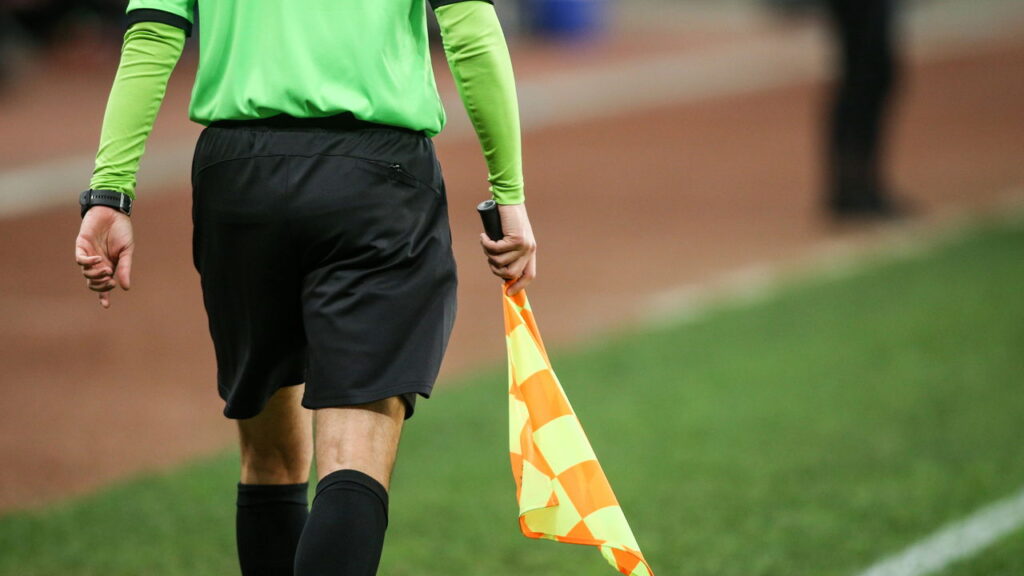 Quanto custa para ser árbitro internacional de futebol?
