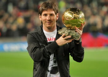Messi com a bola de ouro - Créditos: depositphotos.com / Maxisports