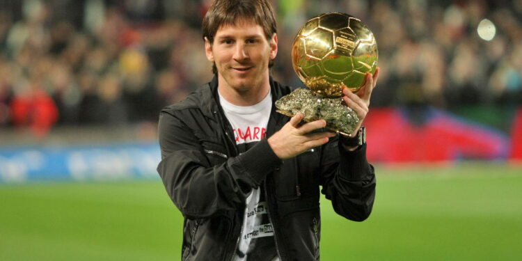 Quem foi o primeiro jogador a ganhar a bola de ouro!