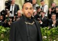 Lewis Hamilton no Met Gala 2024.