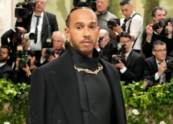 Lewis Hamilton no Met Gala 2024.