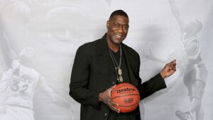 Shawn Kemp posa para foto com bola de basquete da NBA