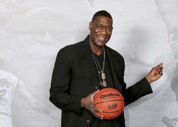 Shawn Kemp posa para foto com bola de basquete da NBA
