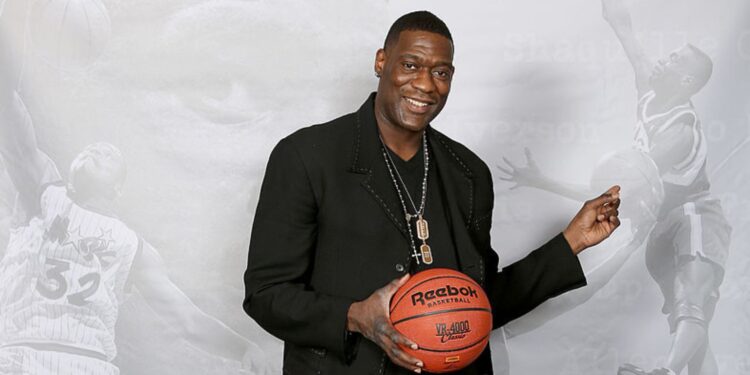Shawn Kemp posa para foto com bola de basquete da NBA