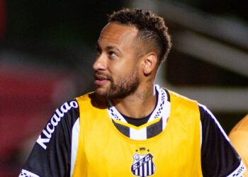 Neymar em campo pelo Santos.