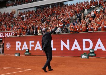 Rafael Nadal recebe homenagem em Roland Garros.