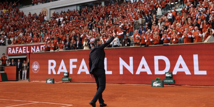 Rafael Nadal recebe homenagem em Roland Garros.