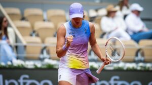 Iga Swiatek comemora vitória em Roland Garros