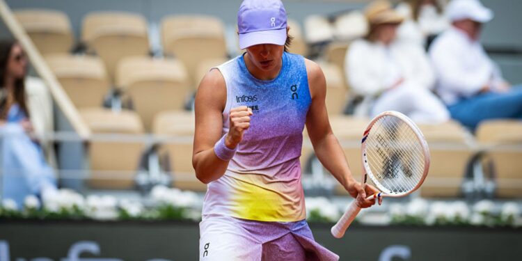 Iga Swiatek comemora vitória em Roland Garros