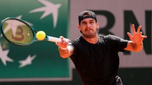 Thiago Wild cai no qualy de Roland Garros.