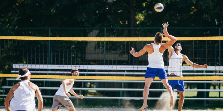 Partida de vôlei de praia - Créditos: depositphotos.com / microgen