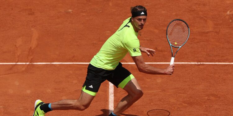 Zverev em ação na disputa de Roland Garros