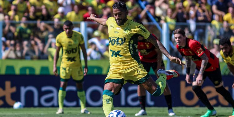 Reinaldo em ação pelo Mirassol