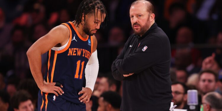 Jalen Brunson, astro do Knicks, ao lado do treinador Tom Thibodeau