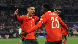 Cristiano Ronaldo comemora seu gol ao lado de Nuno Mendes