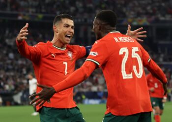 Cristiano Ronaldo comemora seu gol ao lado de Nuno Mendes