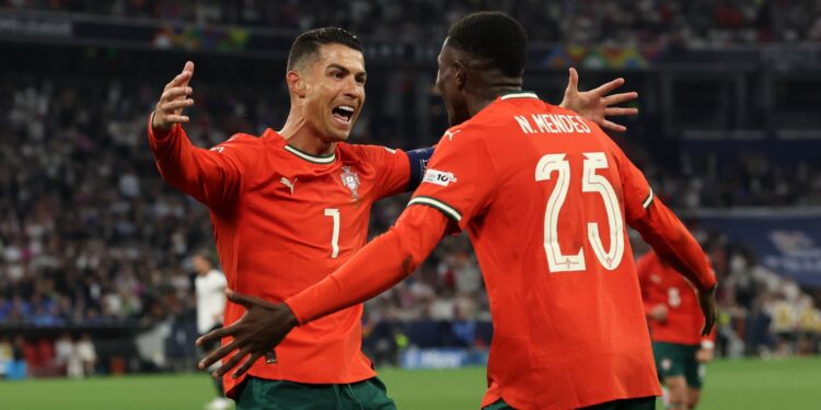 Cristiano Ronaldo comemora seu gol ao lado de Nuno Mendes