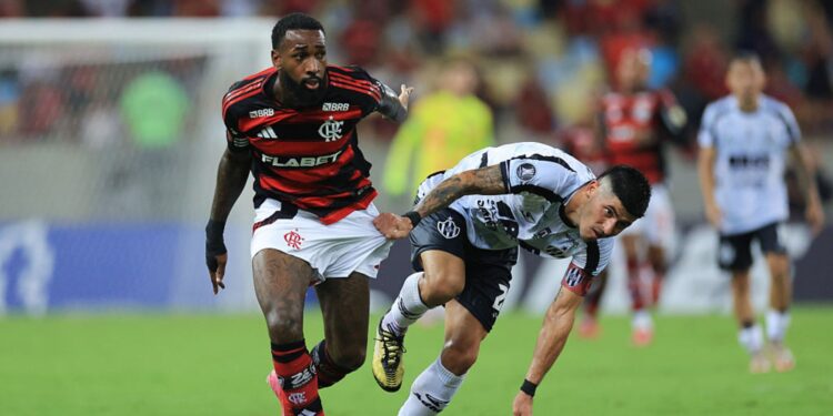 Gerson, do Flamengo, durante jogo contra o Central Córdoba