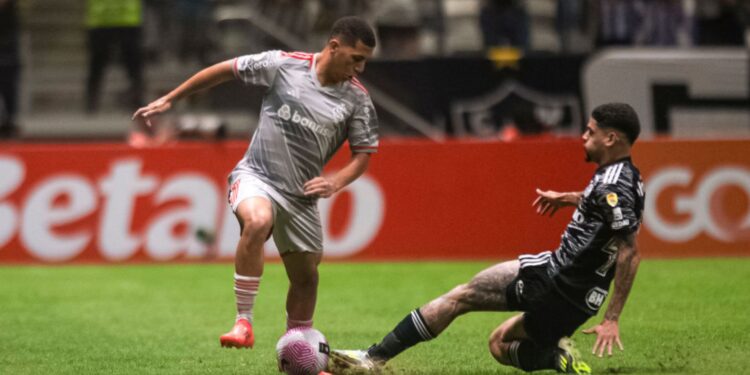 Lance de jogo entre Atlético-MG e Internacional