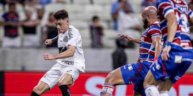 Lance de partida entre Fortaleza e Santos