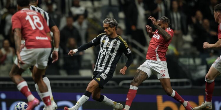 Lance de partida entre Atlético-MG e Internacional