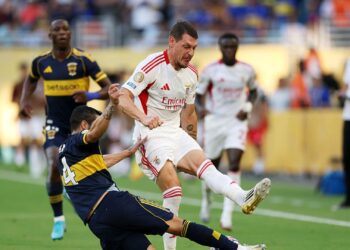 Lance de partida entre Boca Juniors e Benfica
