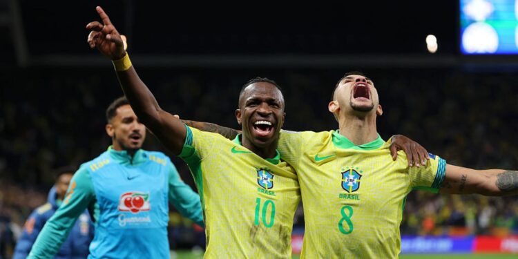 Vini Jr., do Brasil, comemora gol marcado contra o Paraguai