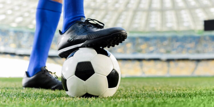 Ilustração de pessoa com bola no pé - Créditos: depositphotos.com / VitalikRadko