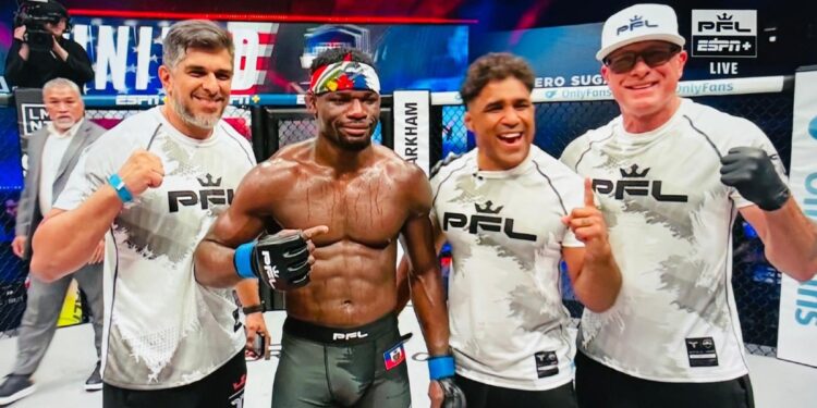 Daniel Mendes (à esquerda) comemora junto a sua equipe a vitória de seu atleta na PFL – Foto: arquivo pessoal