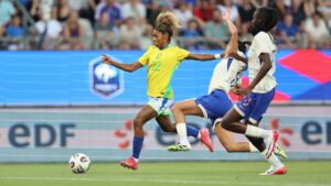 Lance de jogo entre Brasil e França