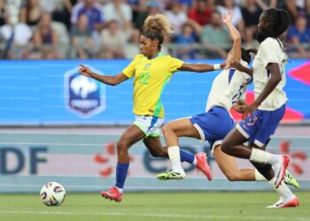 Lance de jogo entre Brasil e França