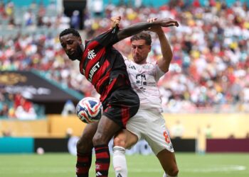 Lance de jogo entre Flamengo e Bayern de Munique