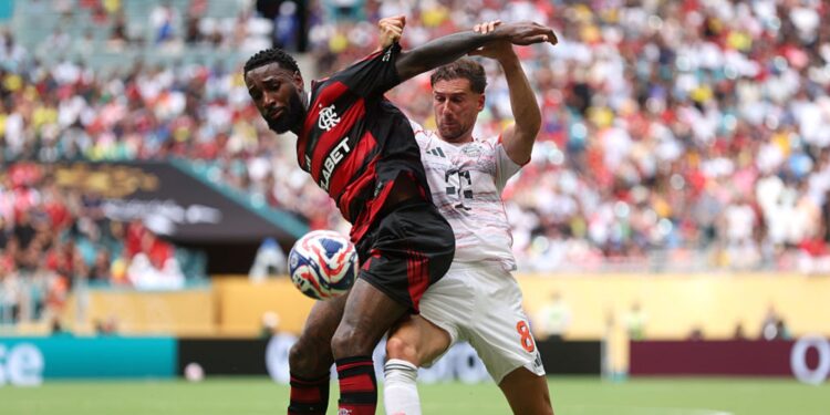 Lance de jogo entre Flamengo e Bayern de Munique