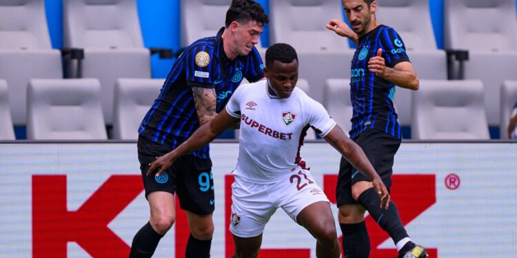 Lance de jogo entre Inter de Milão e Fluminense