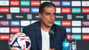 Renato Paiva, treinador português, durante entrevista coletiva