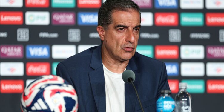 Renato Paiva, treinador português, durante entrevista coletiva