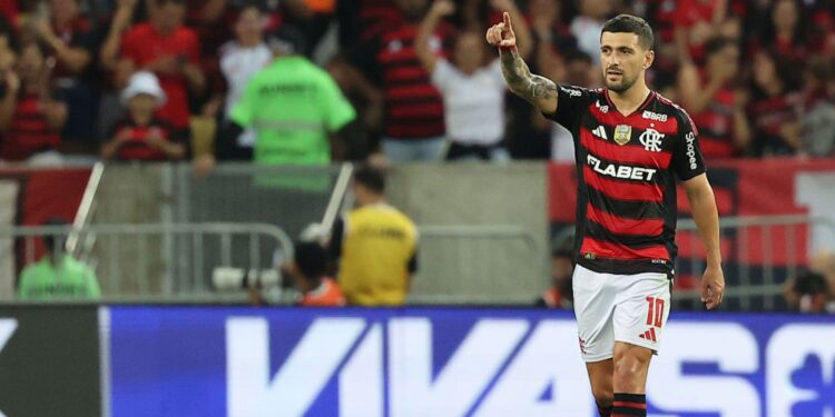 Giorgian de Arrascaeta, do Flamengo, comemora gol marcado contra o Fortaleza