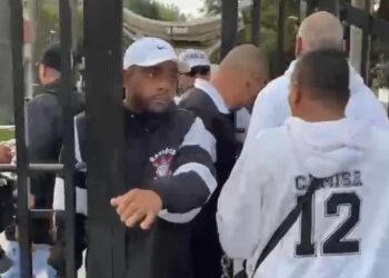 Torcedores invadem sede do Corinthians