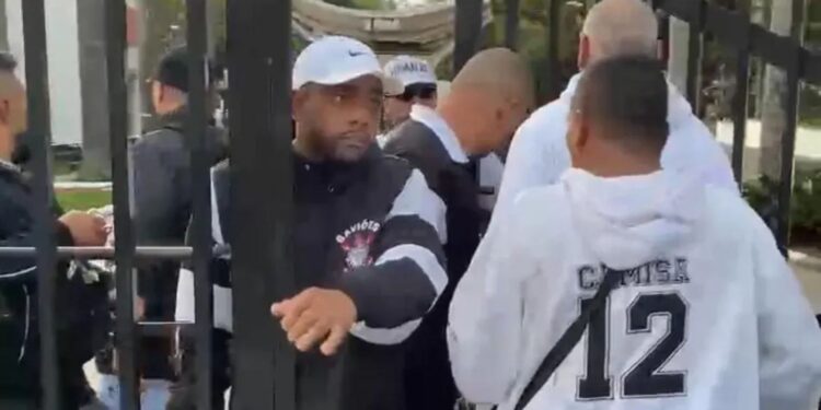 Torcedores invadem sede do Corinthians