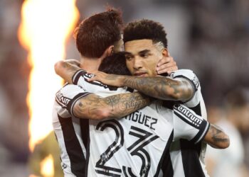 Jogadores do Botafogo comemoram gol marcado contra o Ceará