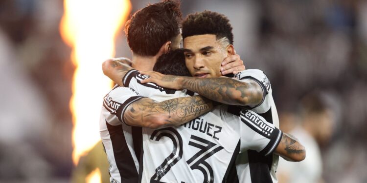Jogadores do Botafogo comemoram gol marcado contra o Ceará
