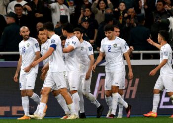 Jogadores do Uzbequistão comemoram gol marcado contra o Quirguistão