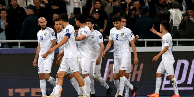 Jogadores do Uzbequistão comemoram gol marcado contra o Quirguistão