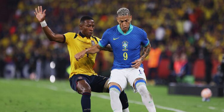 Lance de partida entre Equador e Brasil