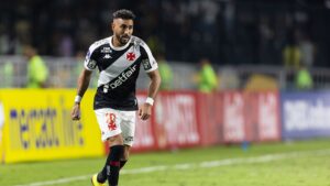 Dimitri Payet, ex-jogador do Vasco, durante partida contra o Puerto Cabello