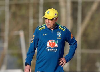 Carlo Ancelotti, treinador do Brasil, durante treinamento da seleção
